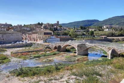 L'emblemàtic pont Vell de Montblanc, amb les lleres netes i construccions encara afectades al seu entorn per la riuada d'ara fa un any.