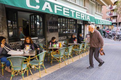 La AEHTC considera que la ordenanza de terrazas será muy perjudicial para los bares pequeños y medios.