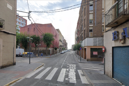 Imatge del carrer Reial, al barri del Port de Tarragona, per on passarà el col·lector d'aigües que pretén acabar amb les inundacions.