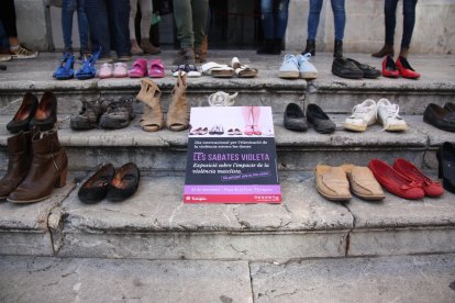 El pasado 25 de noviembre en Tarragona una 'performance' con zapatos simbolizaba los asesinatos.