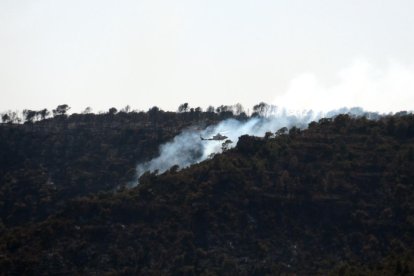 Un helicòpter treballa en l'extinció de l'incendi, entre els termes municipals de Bovera i Flix, el 28 de juny del 2019