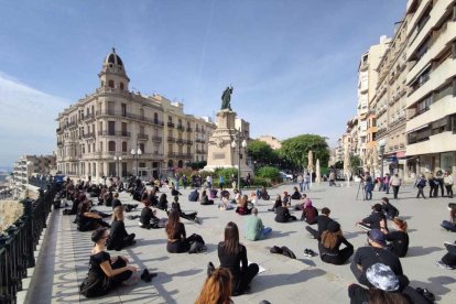 Els professors i centres de dansa han protesta davant el Balcó del Mediterrani.