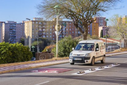 Imatge del reductor de velocitat que la brigada va col·locar la setmana passada al barri tarragoní.