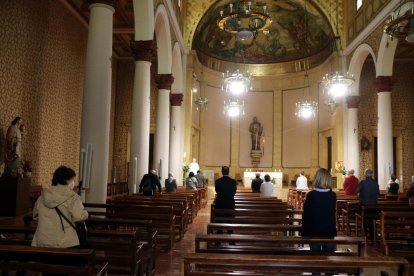 La parròquia de Sant Pau de Tarragona, amb una trentena de feligresos a missa, en el primer dia de la fase 1 del desconfinament.