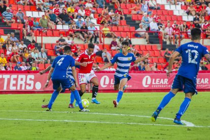 Pol Ballesteros en una acción en el partido disputado la primera vuelta de la liga.