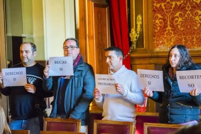 Miembros de Todos en Azul, ayer por la mañana en el salón de plenos del Ayuntamiento de Tarragona.