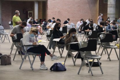 Pla obert de diversos estudiants examinant-se de les PAU en el Palau Firal de Girona el 21 de setembre