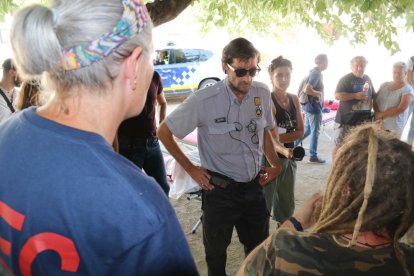 Dos de los desalojadas escuchando las indicaciones del responsable de Protección Civil, en el centro de acogidos de la escuela de Flix.