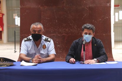 El cap de la Guàrdia Urbana de Tarragona, Enrique Fernández, i del conseller de Seguretat Ciutadana, Manel Castaño.