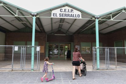 Maria Giner i la seva filla, de P4, entrant al CEIP el Serrallo en el primer dia d'obertura després de dos mesos i mig d'estar tancats.