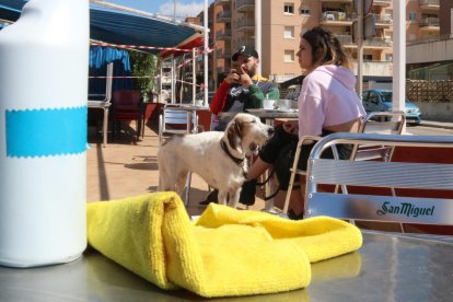 Una pareja sentada en la terraza de una cafetería.