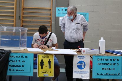 El president de la mesa fent l'obertura a la localitat de Durango.