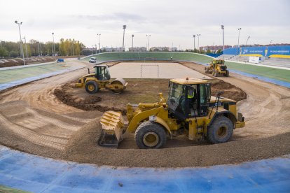 Las máquinas trabajaban ayer en el patinódromo, que estará terminado a finales de mes.