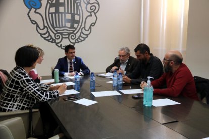 Plano general de la reunión del alcalde de Igualada, Marc Castells, con el secretario de Salut Pública, Joan Guix, y los alcaldes de los municipios afectados en la Anoia.