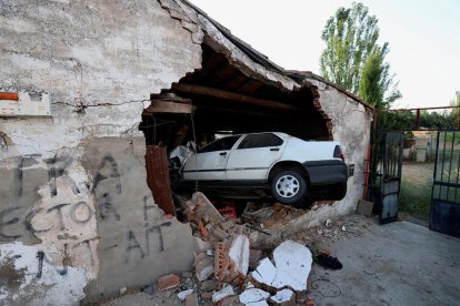 Los bomberos tuvieron que apuntalar la vivienda después de sacar el vehículo.