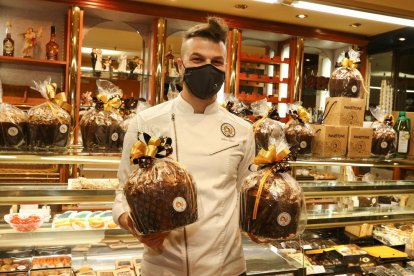 Imatge d'Adam Sáez amb el 'panettone' guanyador.