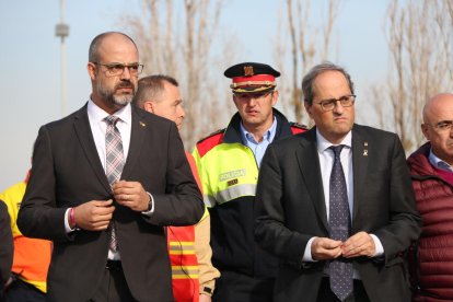 Plano medio del presidente de la Generalitat, Quim Torra, y el conseller de Interior, Miquel Buch, saliendo de la reunión con los equipos de emergencia.