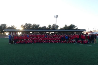 Foto de familia de todos los jugadores y entrenadores que forman el CA Roda de Barà.