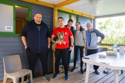 La família de Carlos Córdoba instal·lats a un bungalou del Càmping Trillas, a Tamarit.