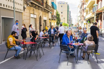 Bona afluència de tarragonins en les terrasses dels bars que van obrir.