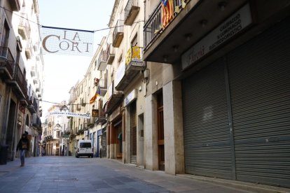 Pla general de locals tancats al carrer de la Cort de Valls, en ple centre històric.