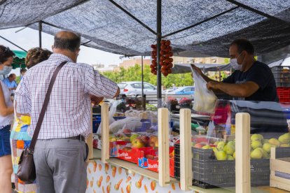 Una de les parades del mercadet amb les mampares col·locades.