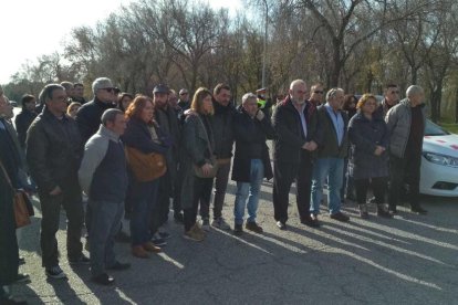 Minutos de silencio por parte de los trabajadores de IQOXE.