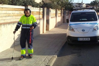 El operario revisando la red de aguas de Roda de Berà con el aparato adquirido hace un año.