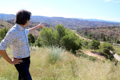 Pla americà de l'alcalde de Flix, Francesc Barbero, assenyalant una de les zones cremades per l'incendi, prop de l'ermita del Remei.