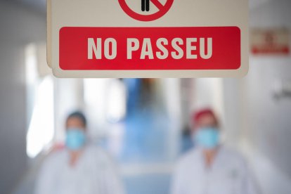 Médicos del Hospital Clínico trabajan durante la pandemia de covid-19.