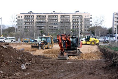 Plano abierto de maquinaria moviendo tierras en el solar del futuro Centro Penitenciario Abierto de Tarragona.