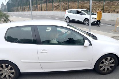 Carme Forcadell, al vehicle amb el qual ha sortit de la presó de Mas d'Enric, en el seu primer permís penitenciari.