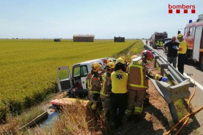 Bombers i SEM treballen en l'excarceració d'un dels ferits