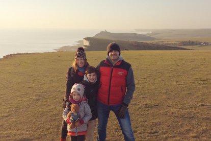 Maria Requena, con su familia, en Inglaterra.