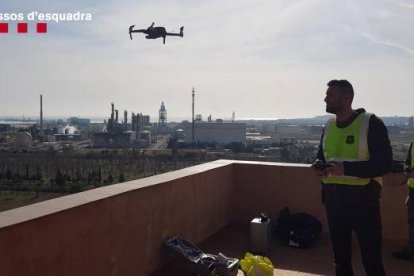 Imagen de los mossos explorando con drones la zona de la explosión.