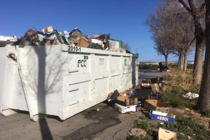 Aspecte actual d'un dels dos contenidors del mercadet de Bonavista només començar la jornada.