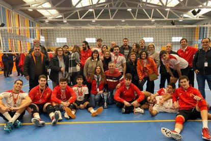 La plantilla del CV Sant Pere i Sant Pau i l'afició desplaçada amb la copa de subcampions.