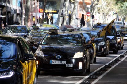 Concentració de taxistes davant la Conselleria de Territori i Sostenibilitat. Imatge del 28 d'octubre de 2020