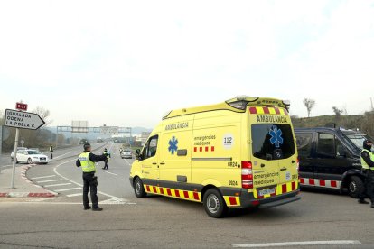 Control de acceso en Igualada con una ambulancia entrante en la zona.