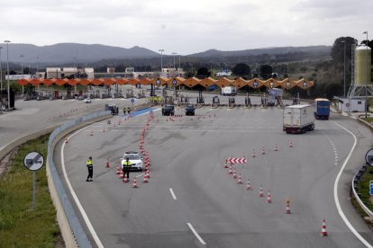 Pla mitjà del peatge de l'AP-7 a la Jonquera, per on quasi només passen tràilers