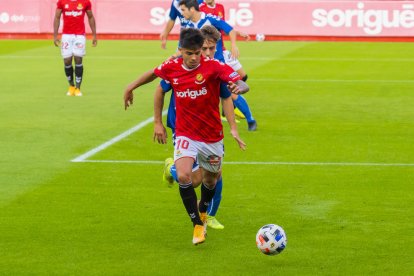 Brugui, durant una acció del Nàstic-Badalona d'aquest diumenge, que va acabar amb empat i sense gols.