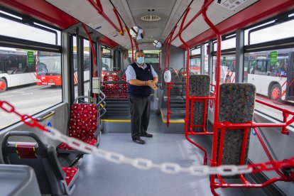 Imagen de Chacón en el interior de su autobús de la EMT, con el cual ha trabajado durante estos días de pandemia.