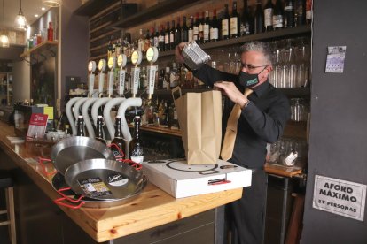 L'interior del restaurant Sol Ric de Tarragona, amb un dels cambrers preparant una comanda.