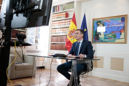 El president del govern espanyol, Pedro Sánchez, durant la reunió per videoconferència de la reunió interministerial pel coronavirus.