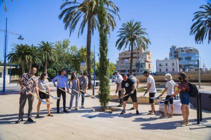 L'exposició es pot visitar al Tinglado 1 i, a l'exterior, el xiprer plantat pel Port i els fotògrafs.