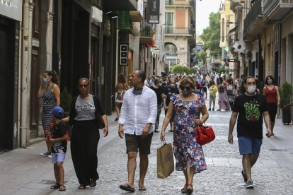 Una imagen de archivo de la calle Monterols llena de gente.