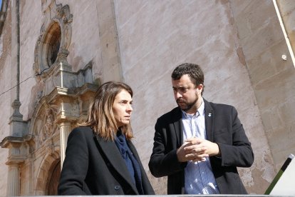 La consellera de la Presidència, Meritxell Budó, amb l'alcalde de Barberà de la Conca, Marc Rovira, un municipi afectat de fa anys per una greu esquerda, amb l'església al fons.