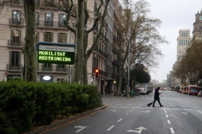 Cartel de movilidad restringida a la plaza Urquinaona de Barcelona durante el estado de alarma por el coronavirus.