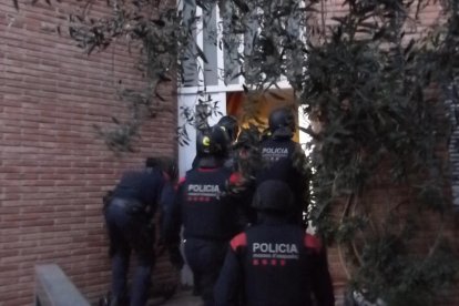 Pla obert d'agents dels Mossos d'Esquadra en l'operatiu policial.