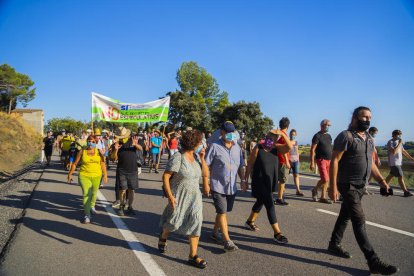 Segons els organitzadors, unes 300 persones van participar en el tall de la carretera.